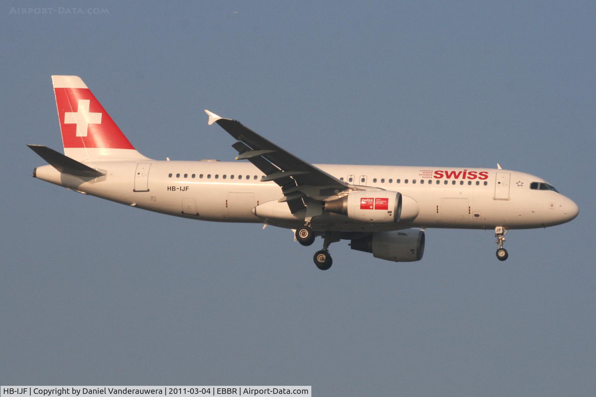 HB-IJF, 1995 Airbus A320-214 C/N 562, Early arrival of flight LX786 to RWY 02