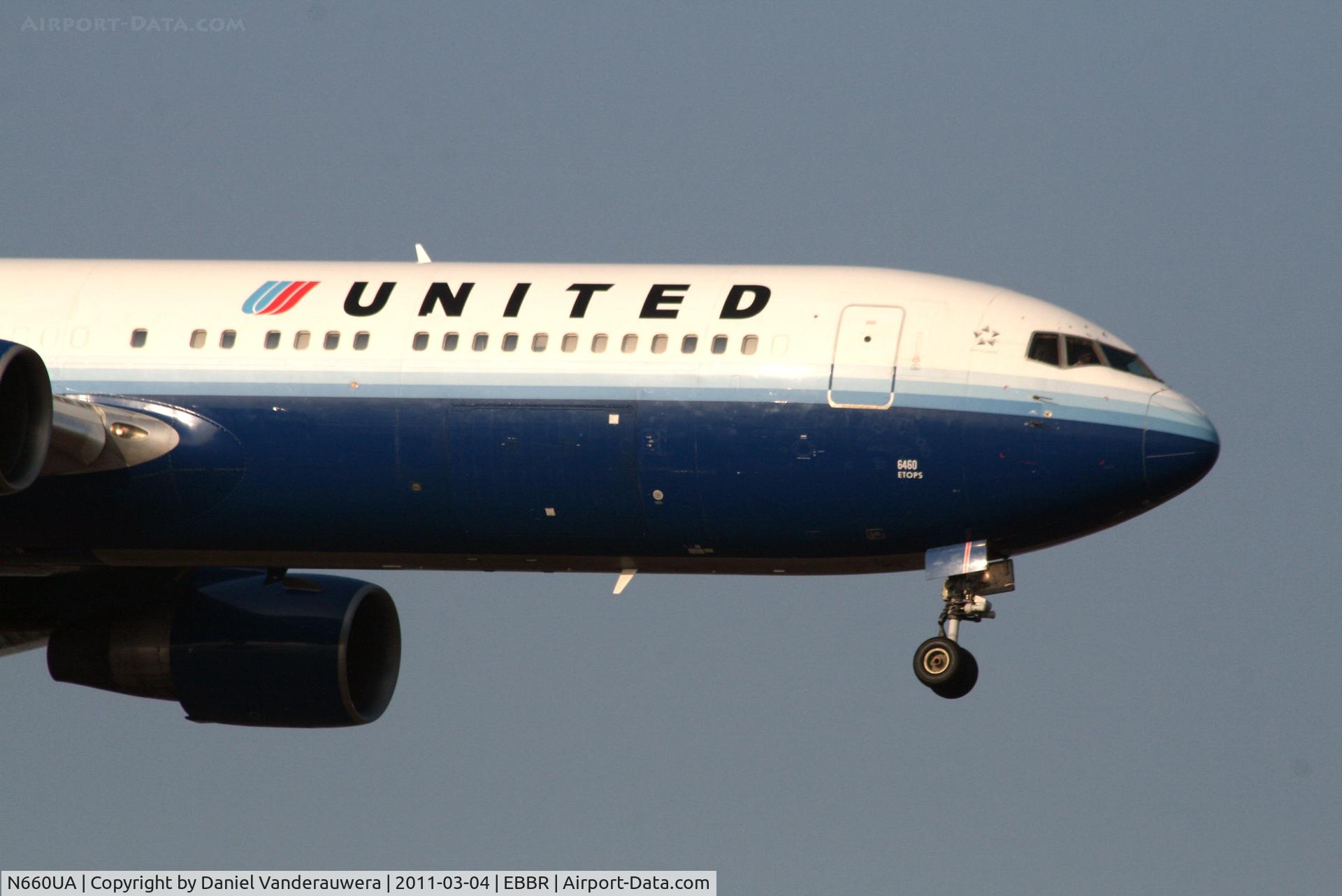 N660UA, 1993 Boeing 767-322/ER C/N 27115, Arrival of flight UA972 to RWY 02