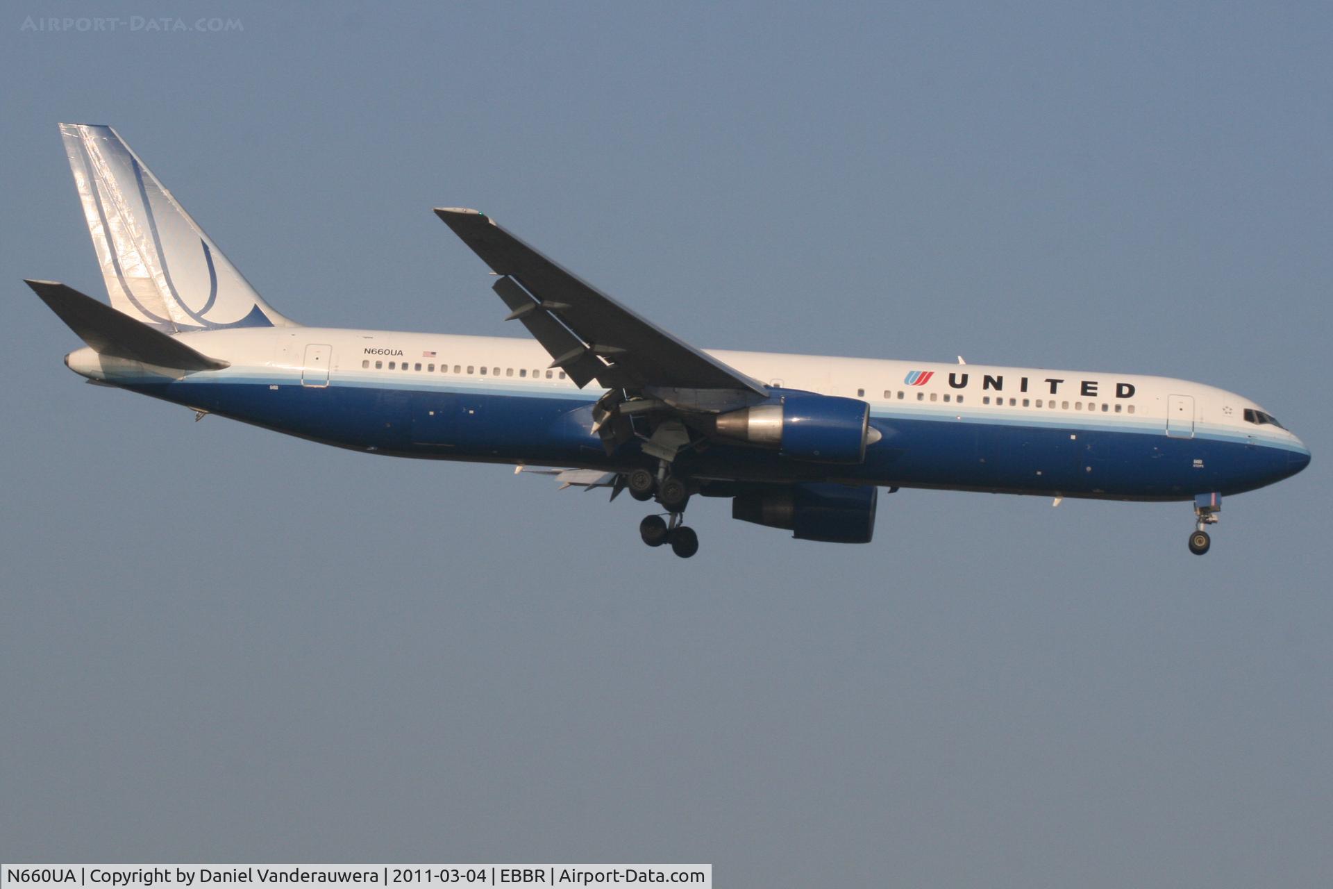 N660UA, 1993 Boeing 767-322/ER C/N 27115, Arrival of flight UA972 to RWY 02