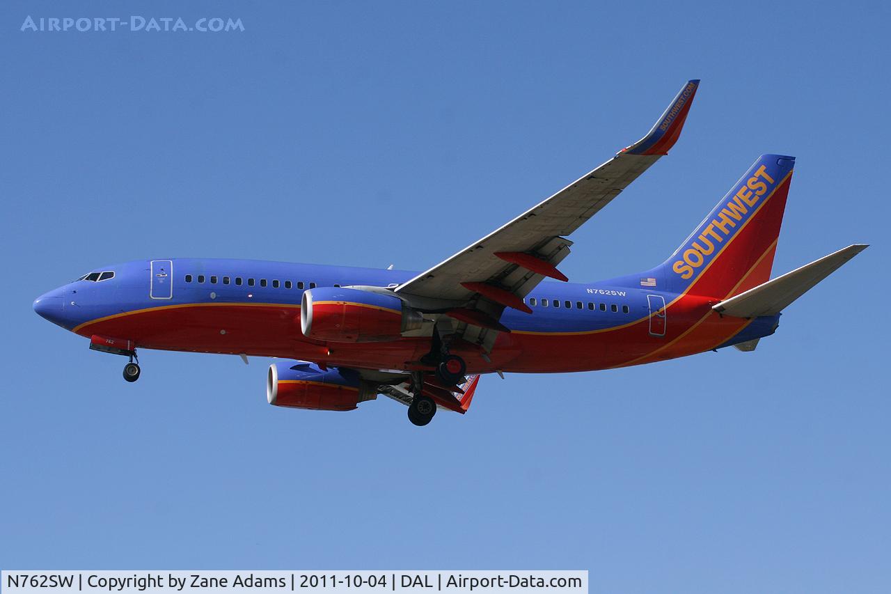 N762SW, 2000 Boeing 737-7H4 C/N 27876, Southwest Airlines landing at Dallas Love Field