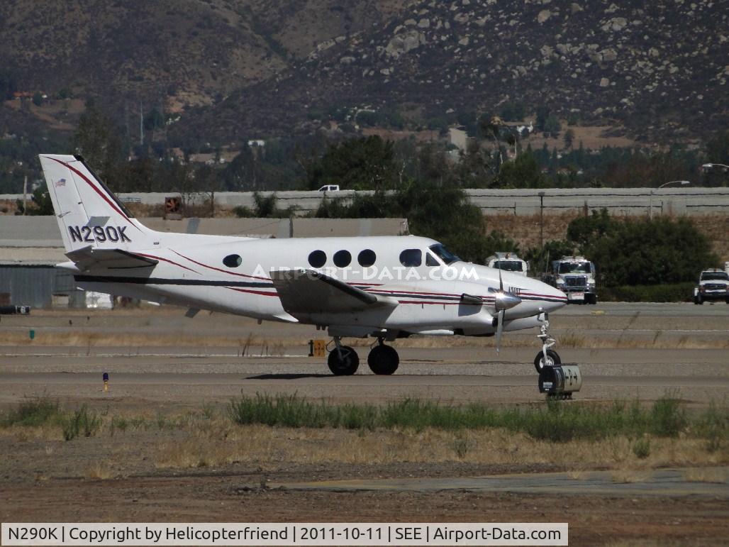 N290K, 1980 Beech E-90 King Air C/N LW-337, Taxiing to runway 27 for take off