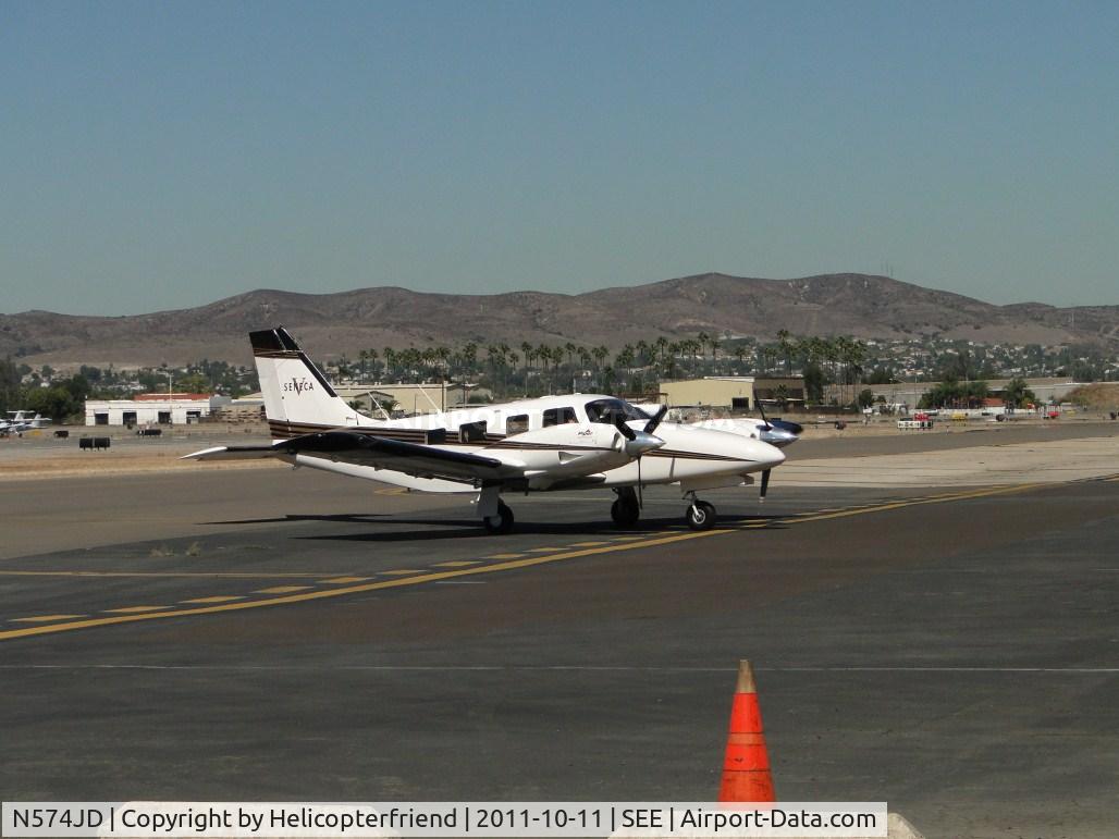 N574JD, 1998 Piper PA-34-220T C/N 3449093, Taxiing into hanger area