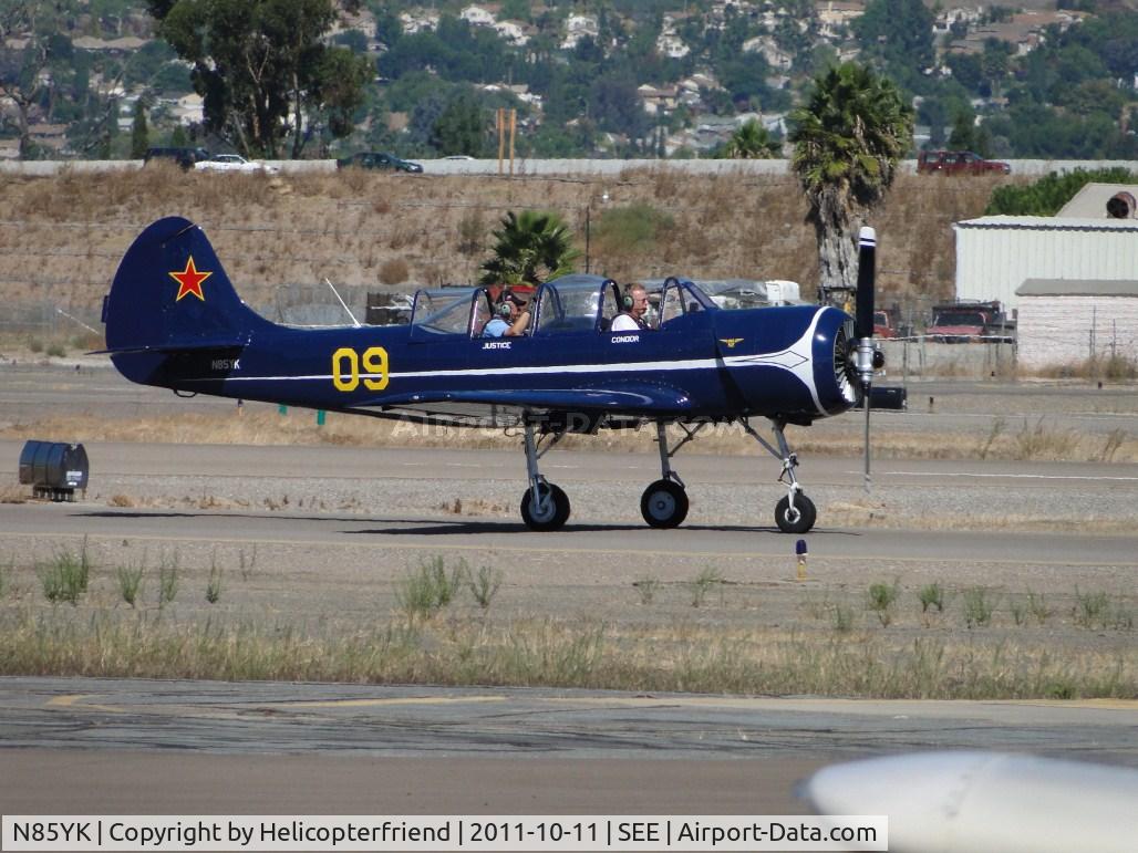 N85YK, 1985 Yakovlev Yak-52 C/N 855609, Taxiing to runway 27