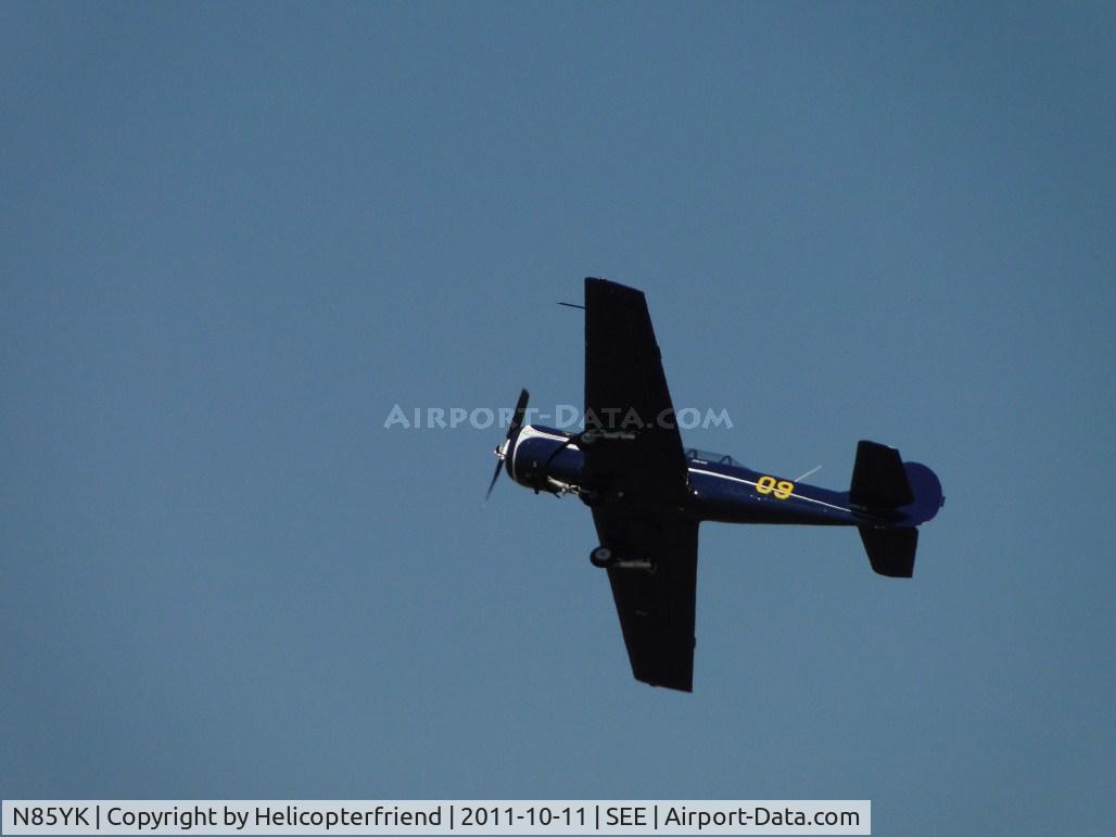 N85YK, 1985 Yakovlev Yak-52 C/N 855609, Peeling off northbound, radial sounding great