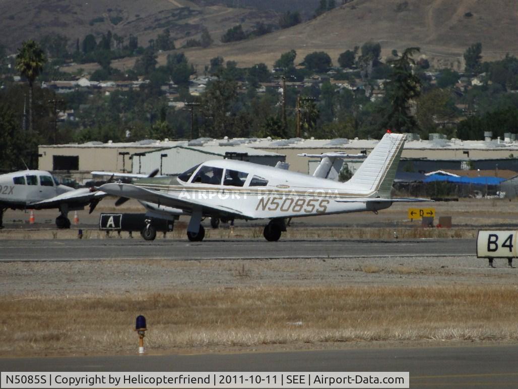 N5085S, 1971 Piper PA-28R-200 C/N 28R-7135085, Taxiing towards the Tower