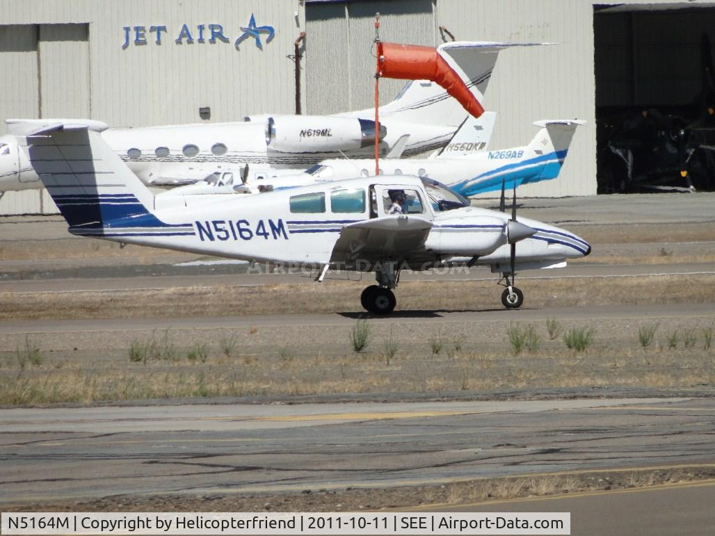 N5164M, 1978 Beech 76 Duchess C/N ME-50, Taxiing to runway with door open for cooler air