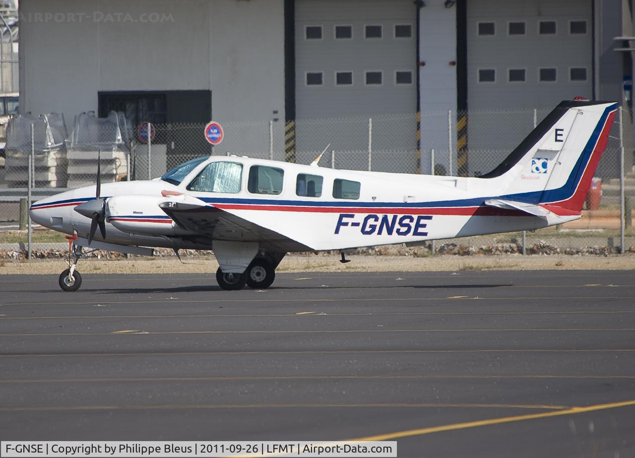 F-GNSE, Beech 58 Baron C/N TH-1705, Parking position, close to a nest of Diamond DA42. Montpellier Air Training.