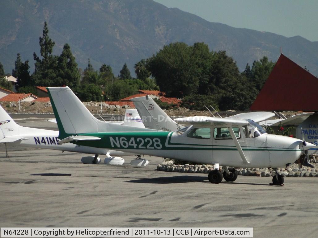 N64228, 1975 Cessna 172M C/N 17265105, Parked north of Maniac Mike's Cafe