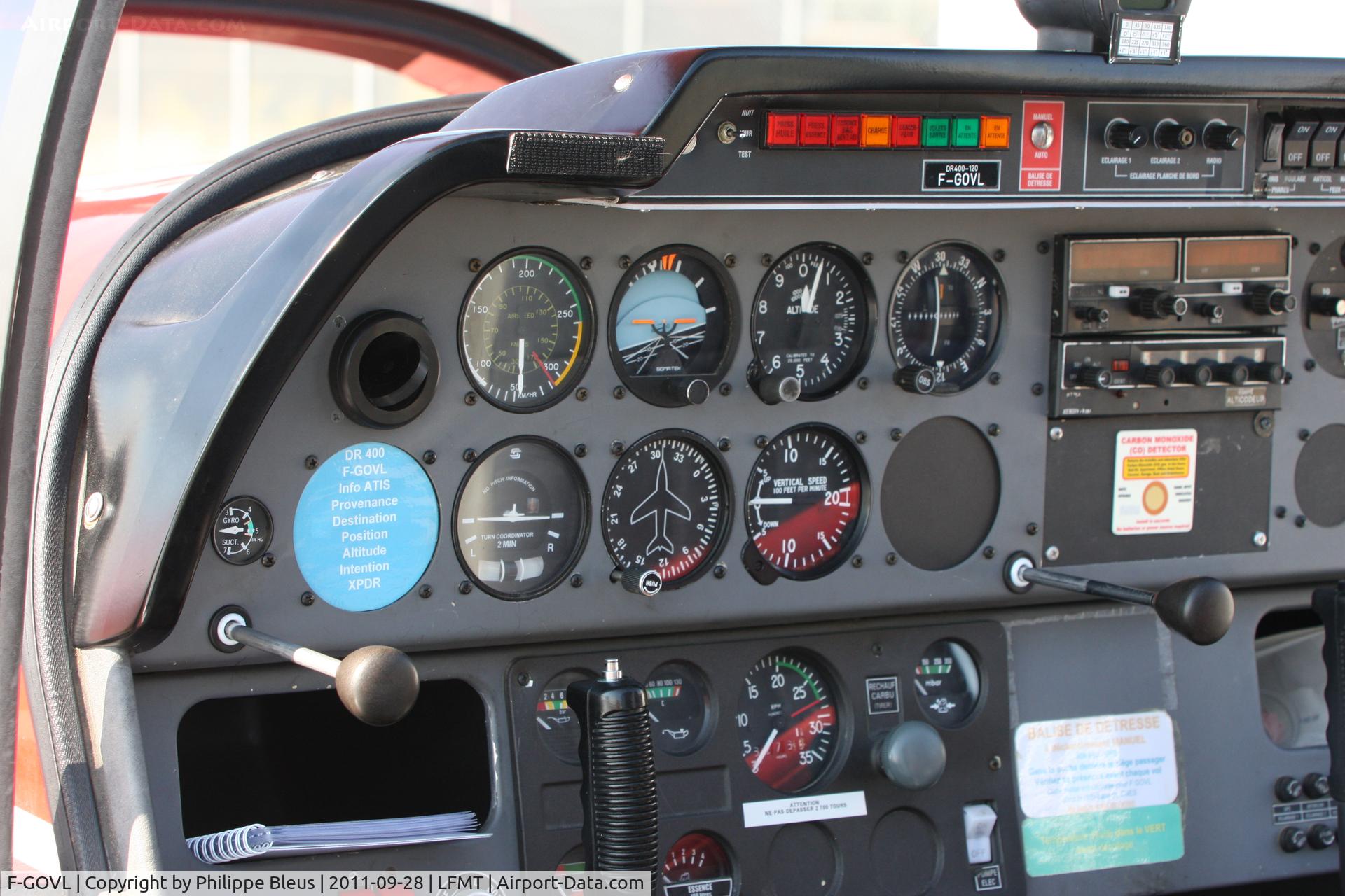 F-GOVL, Robin DR-400-120 C/N 2312, The airspeed indicator on this one still uses Km/h as main reference (knots in a smaller inner circle) ! And, once again, please notice the DOUBLE, LEFT hand trottles.