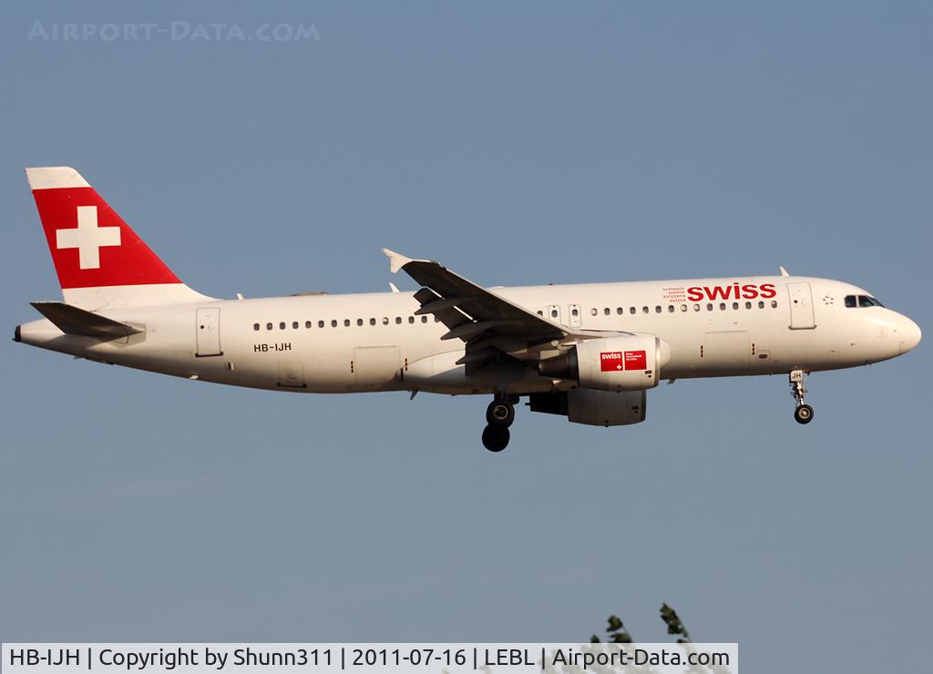 HB-IJH, 1996 Airbus A320-214 C/N 574, Landing rwy 25R
