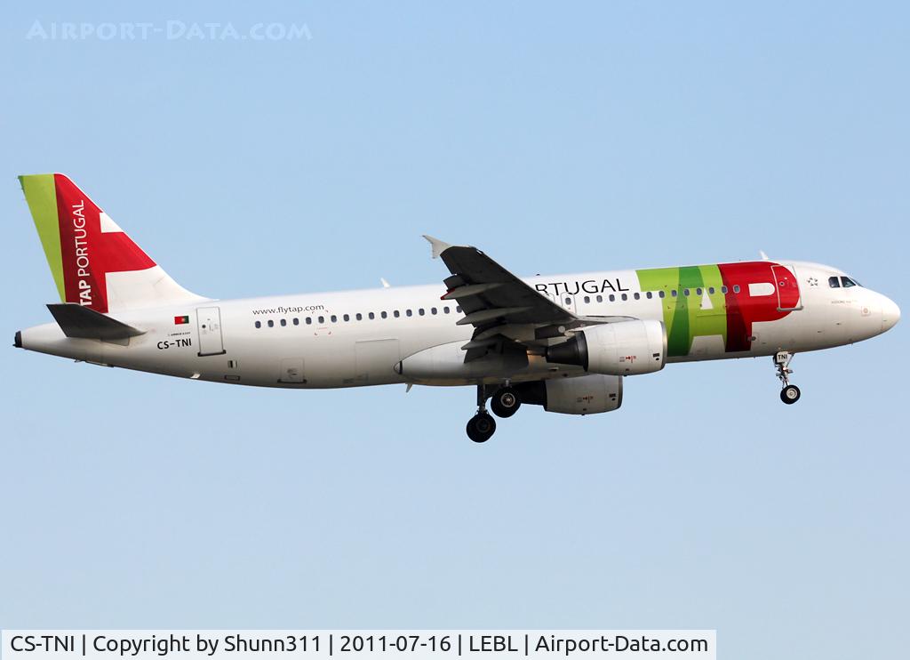 CS-TNI, 1999 Airbus A320-214 C/N 982, Landing rwy 25R