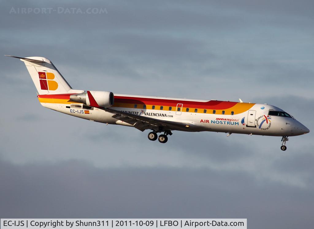 EC-IJS, 2002 Bombardier CRJ-200ER (CL-600-2B19) C/N 7706, Landing rwy 32L