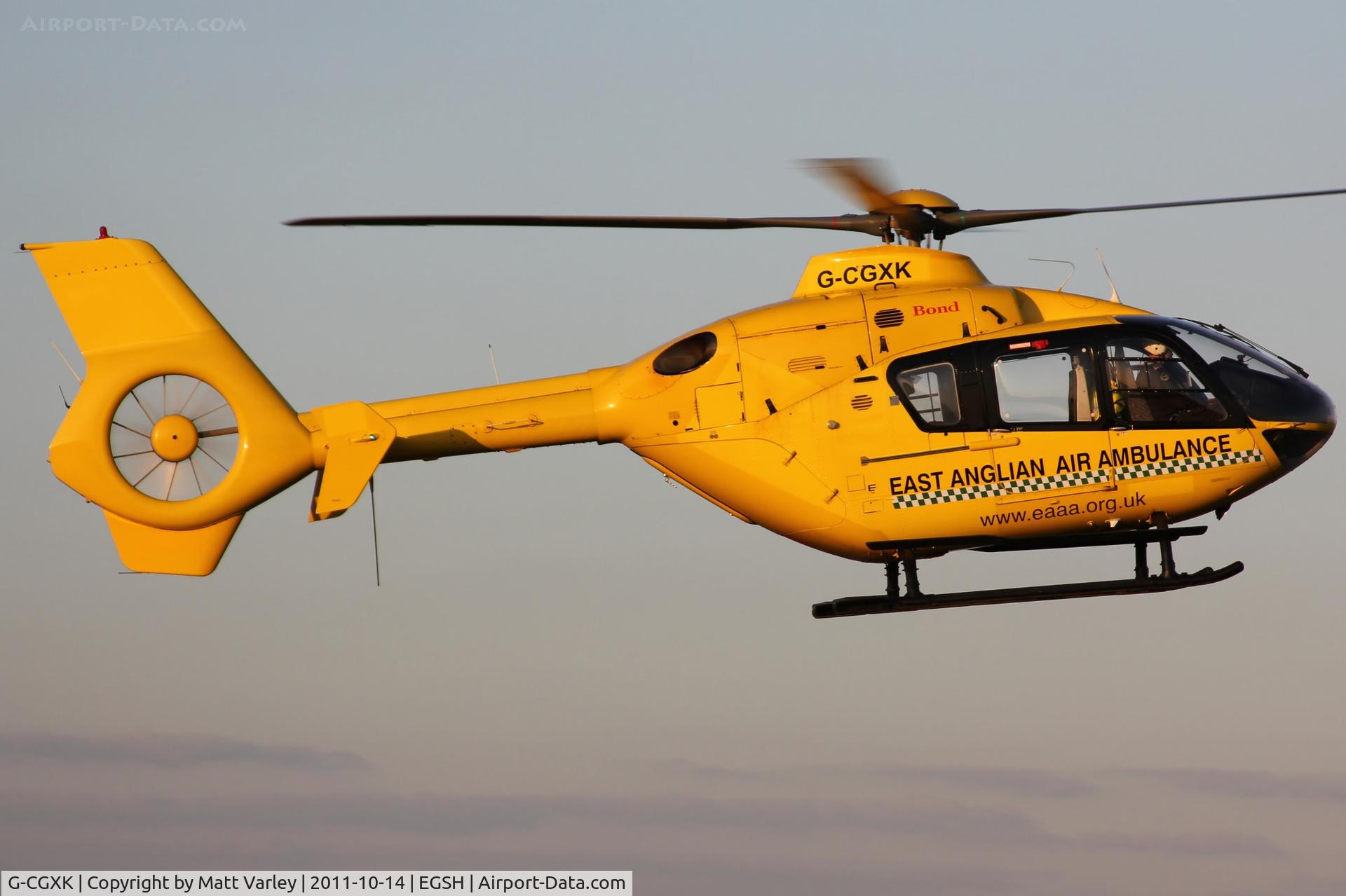 G-CGXK, 1998 Eurocopter EC-135T-1 C/N 0044, Heli med 85 arriving from Cambridge.