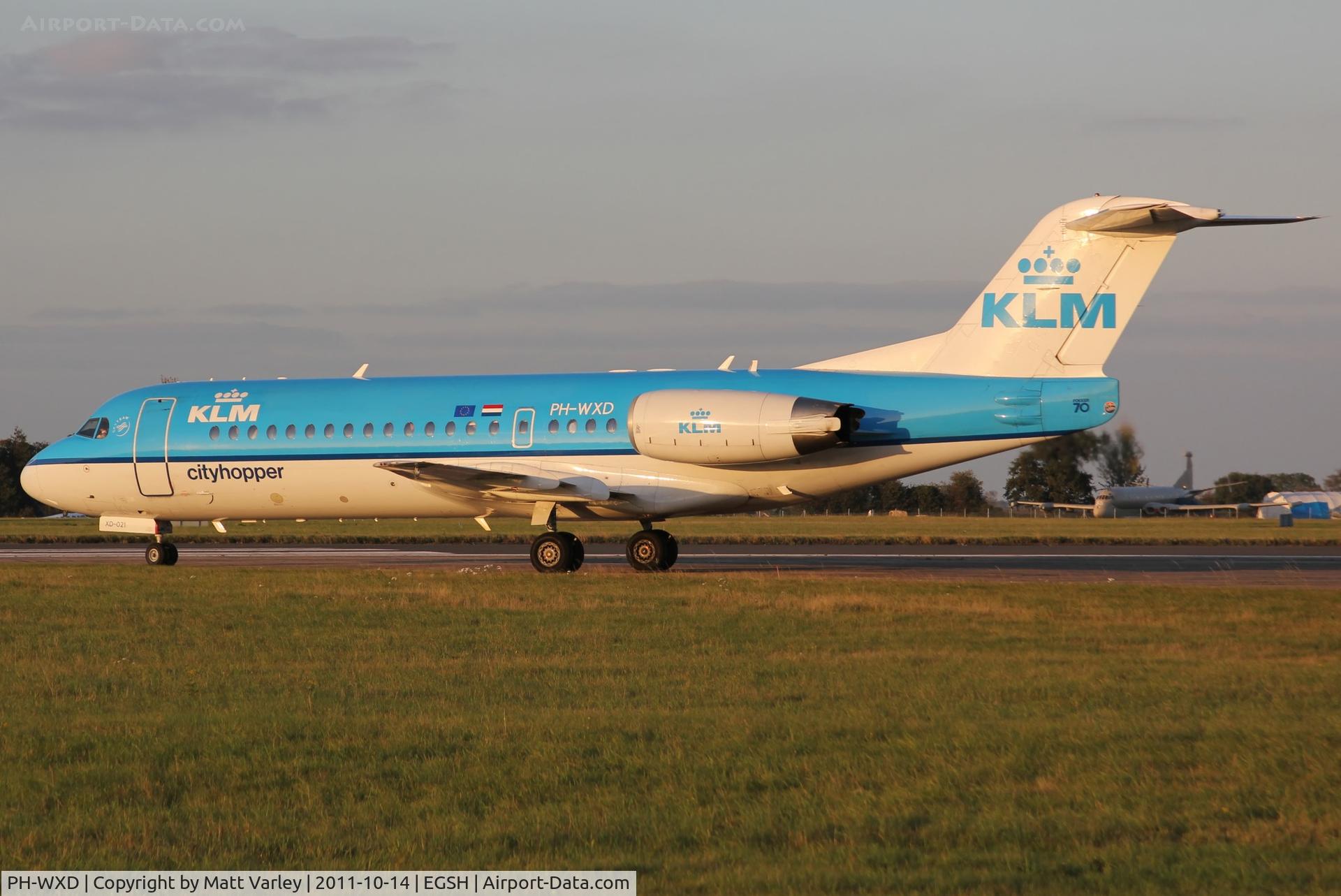 PH-WXD, 1995 Fokker 70 (F-28-0070) C/N 11563, About to depart in the low evening sun.