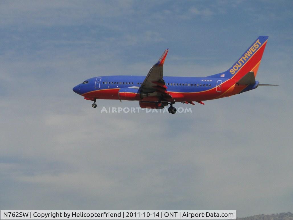 N762SW, 2000 Boeing 737-7H4 C/N 27876, Passed the hawk eyes and approaching the outer fence