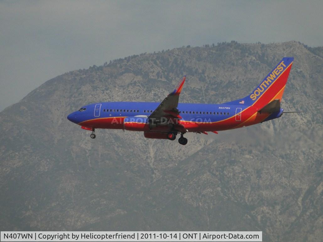 N407WN, 2001 Boeing 737-7H4 C/N 29817, On final for runway 26R