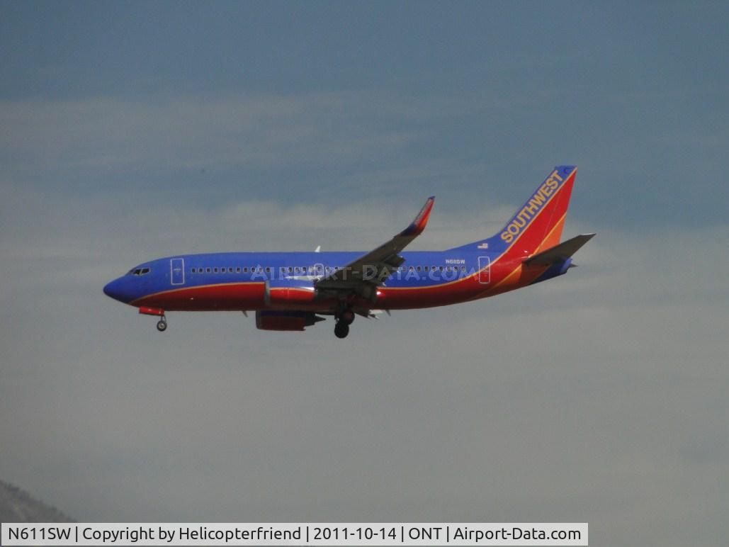 N611SW, 1995 Boeing 737-3H4 C/N 27697, On final for runway 26