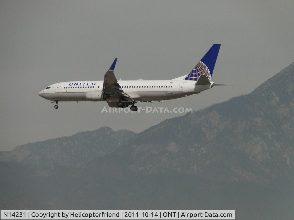 N14231, 1999 Boeing 737-824 C/N 28795, On final for runway 26