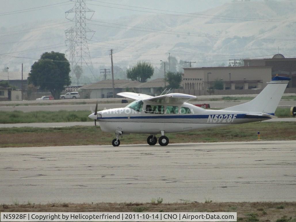N5928F, 1967 Cessna 210G Centurion C/N 21058928, Taxiing eastbound