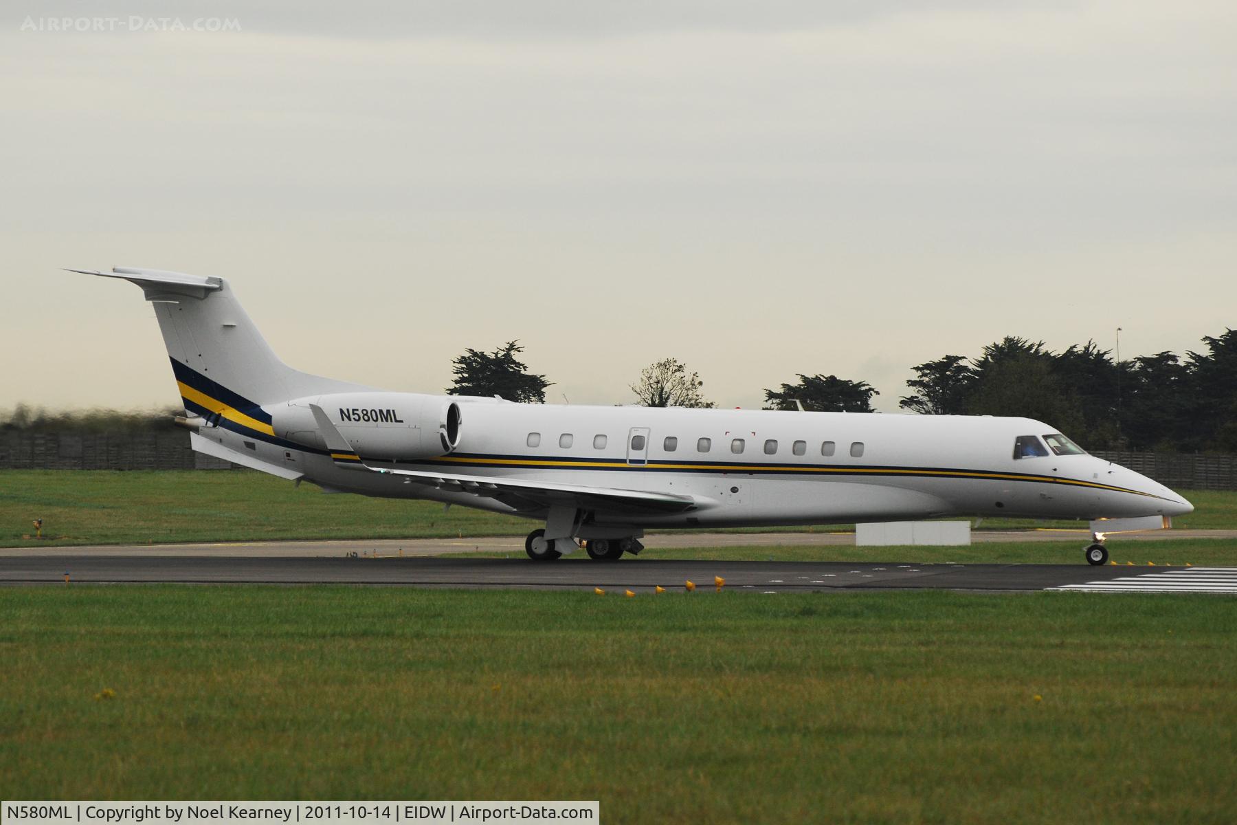 N580ML, 2007 Embraer EMB-135BJ Legacy C/N 14500990, Lined up for departure off Rwy 10 at EIDW