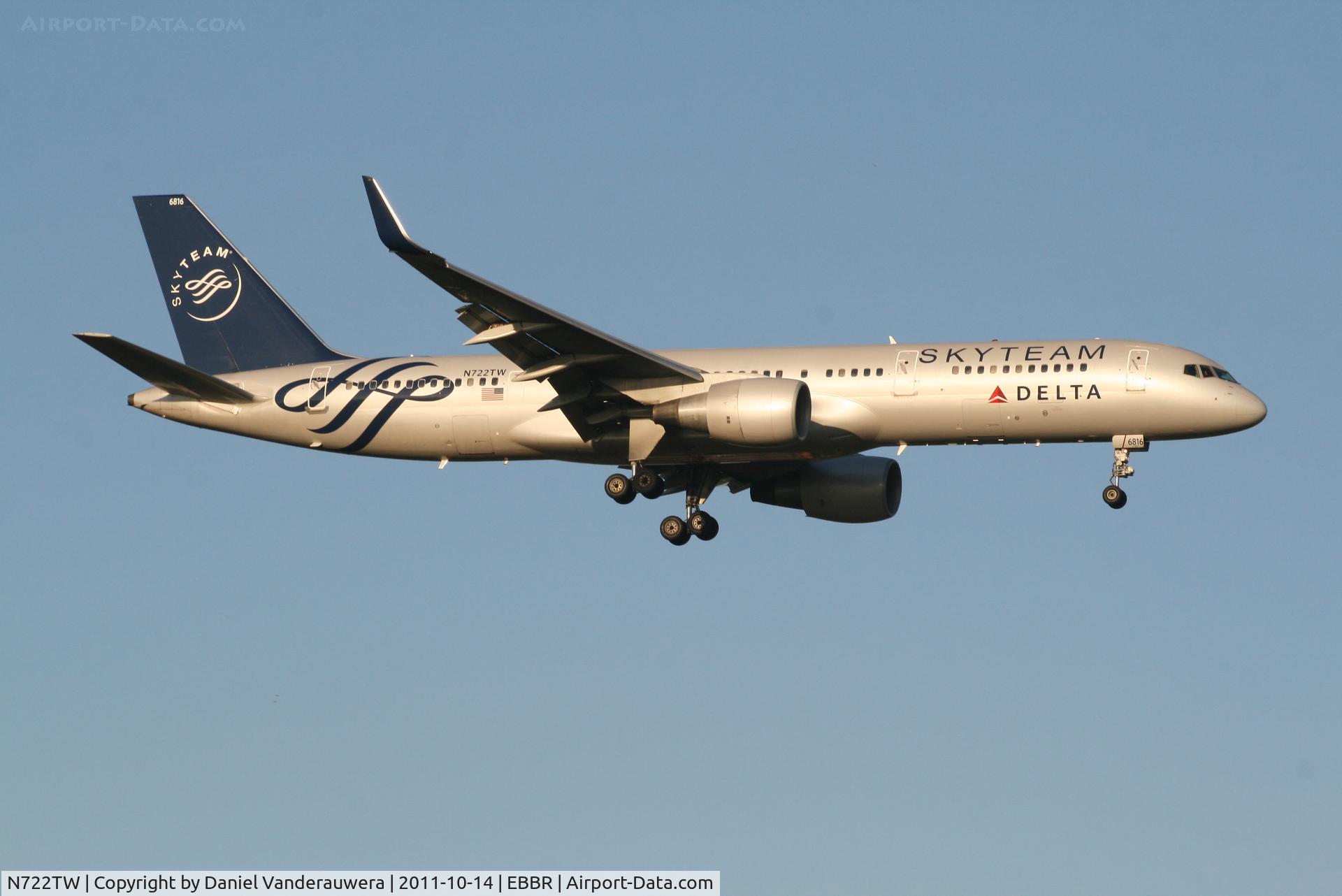 N722TW, 1999 Boeing 757-231 C/N 29385, Arrival of flight DL140 to RWY 02