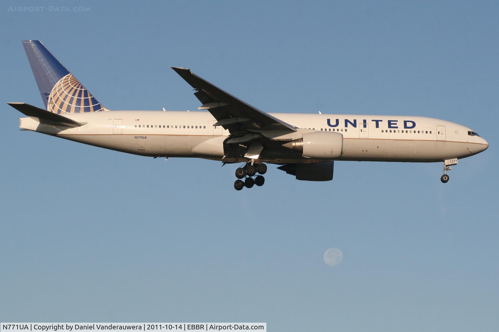 N771UA, 1995 Boeing 777-222 C/N 26932, Arrival of flight UA950 to RWY 02