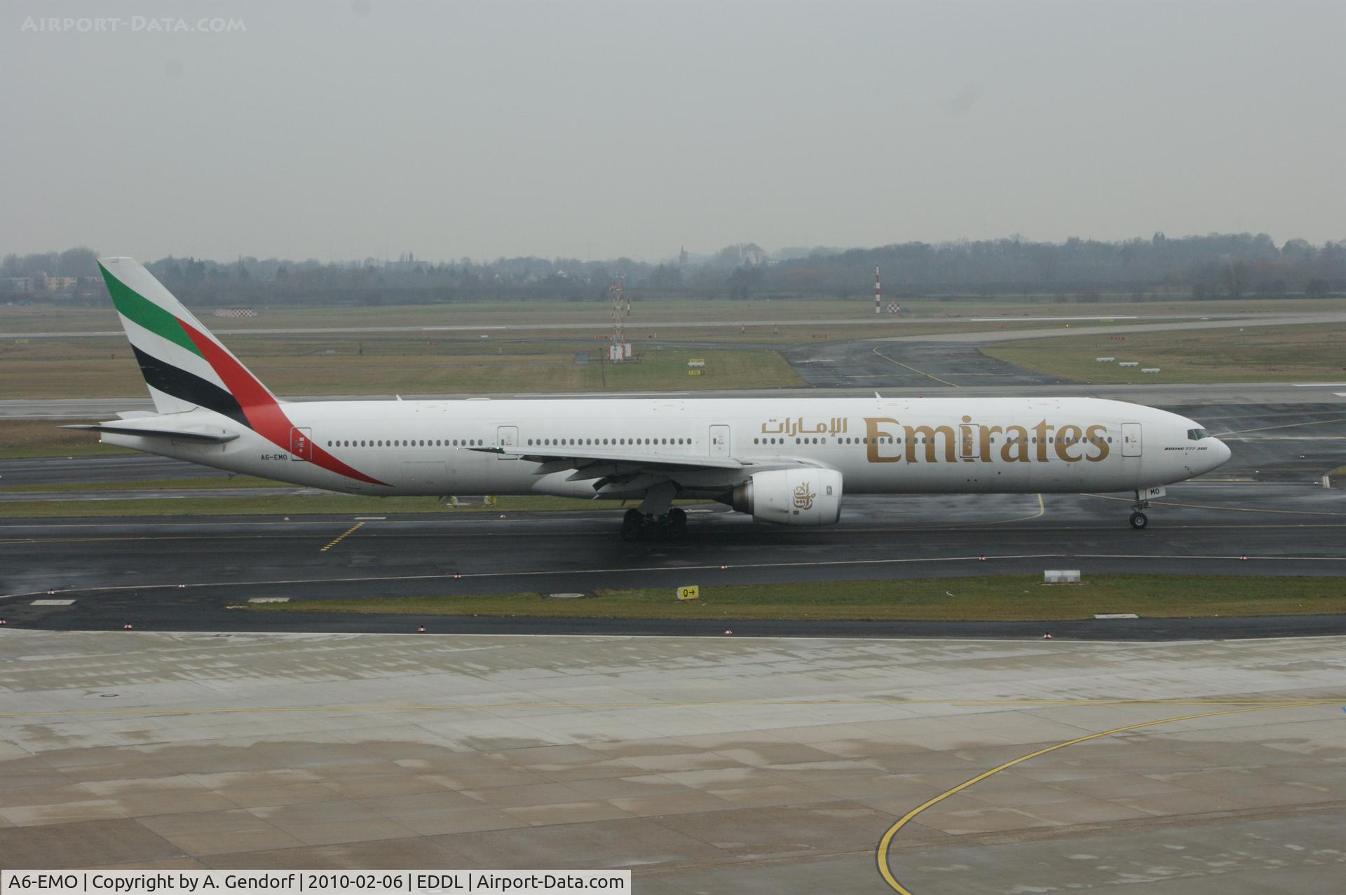 A6-EMO, 2000 Boeing 777-31H C/N 28680, A6-EMO, Emirates, taxiing at Düsseldorf Int´l (EDDL)