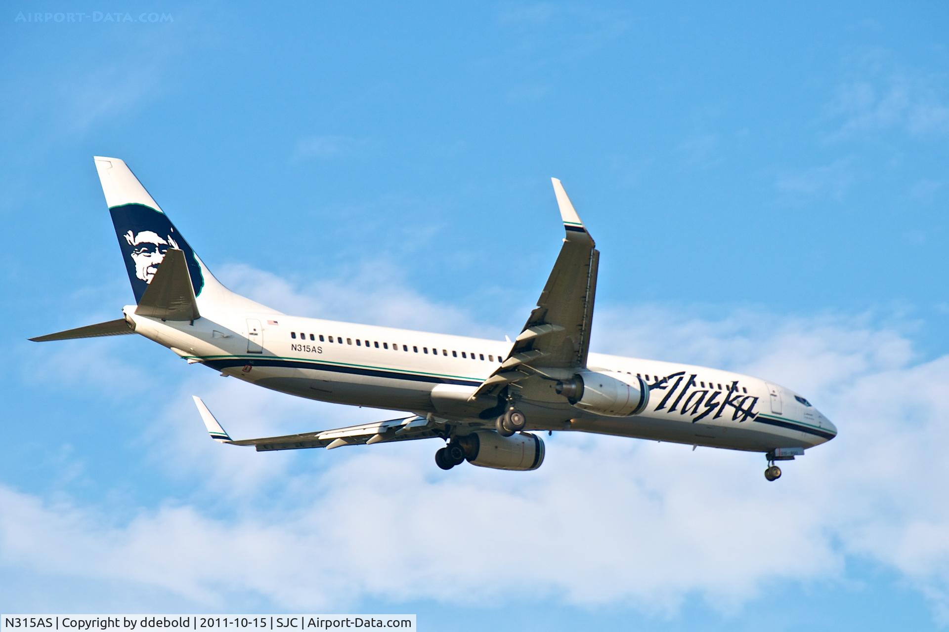N315AS, 2002 Boeing 737-990 C/N 30019, Alaska Airlines N315AS flying over the Guadalupe River Trail on approach to San Jose International Airport