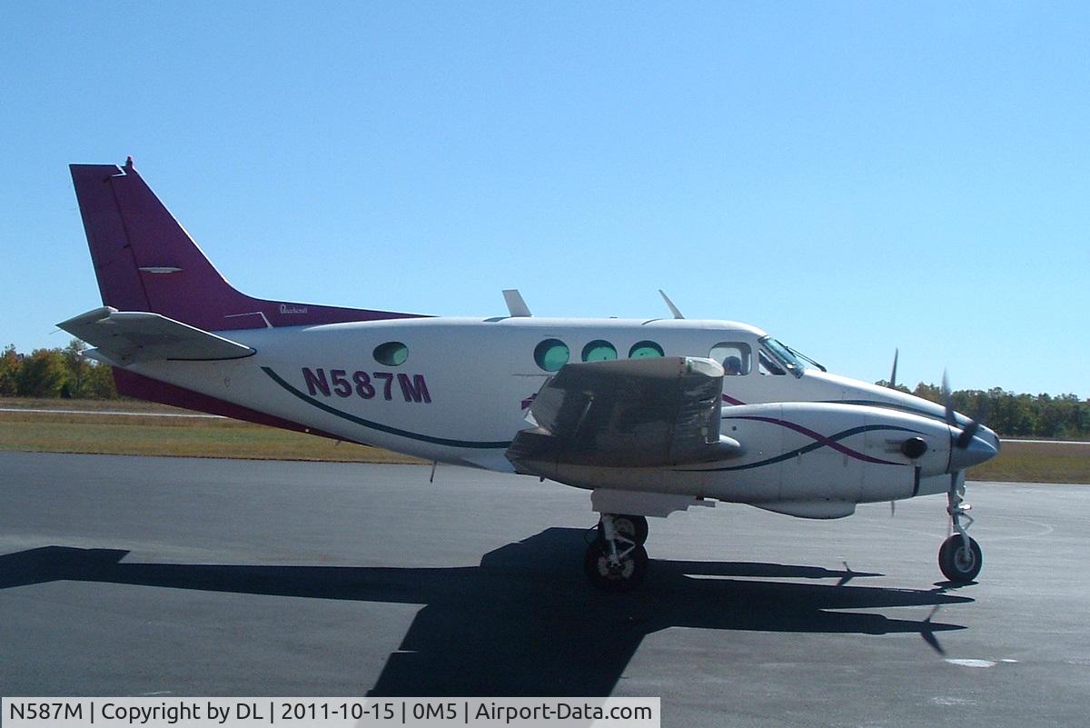 N587M, 1968 Beech B90 C/N LJ-361, Shot at 0M5 on 15OCT11. Aircraft used for skydiving.
