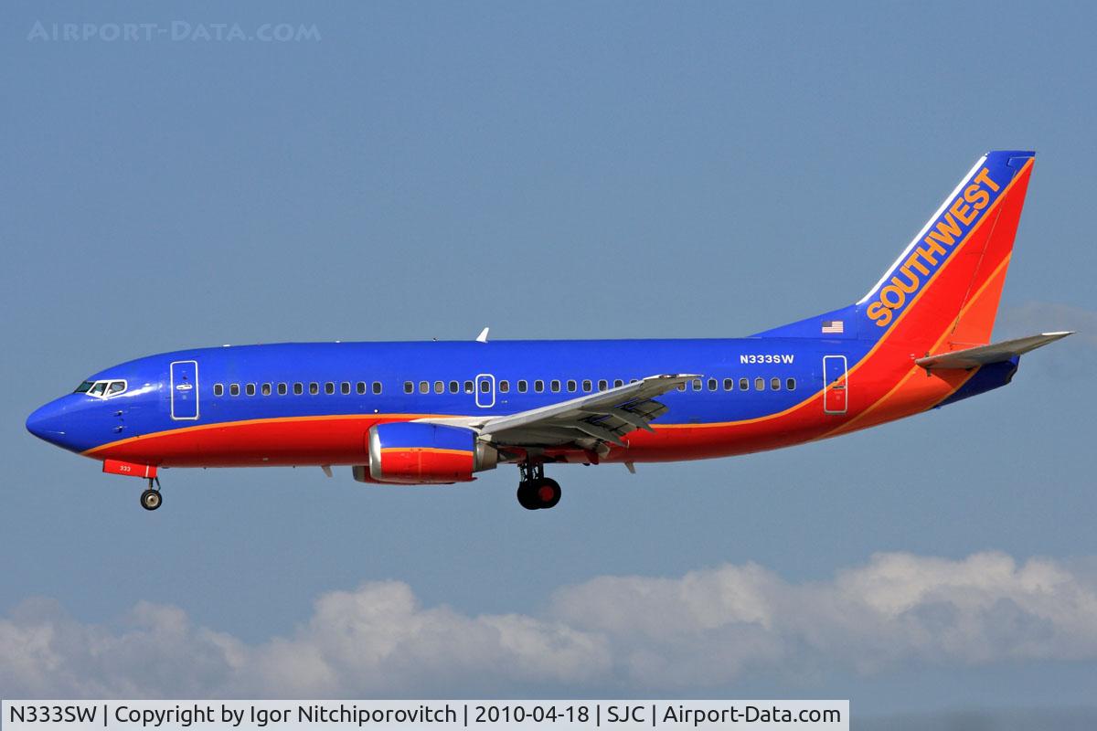 N333SW, 1988 Boeing 737-3H4 C/N 23697, Landing at San Jose International airport.