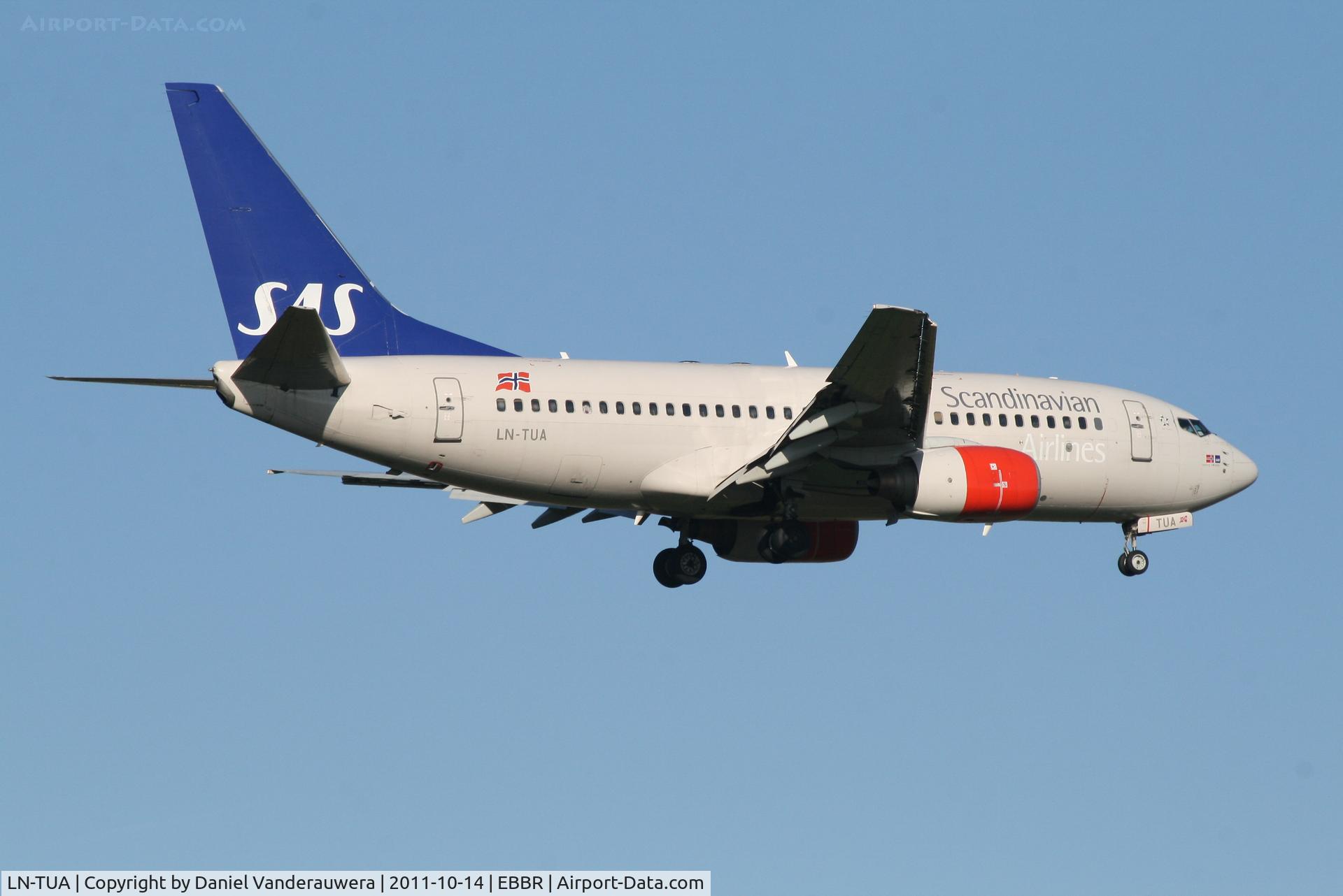 LN-TUA, 1998 Boeing 737-705 C/N 28211, Flight SK4743 is descending to RWY 02