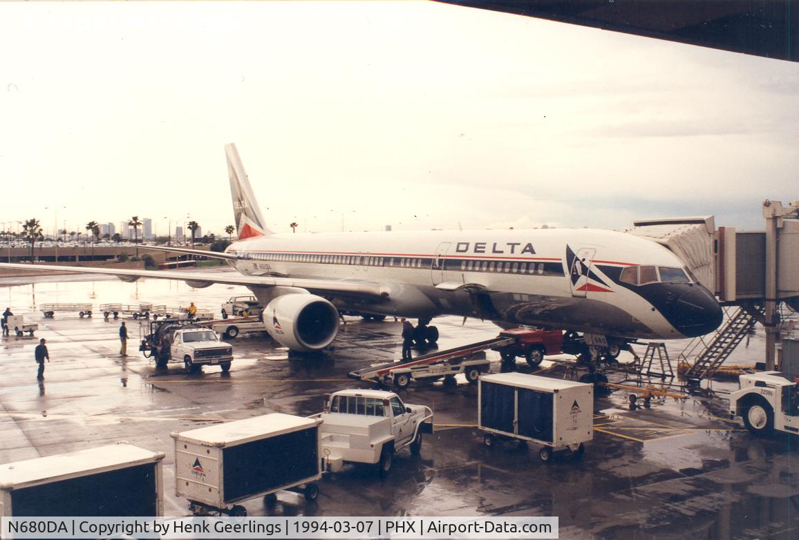 N680DA, 1992 Boeing 757-232 C/N 26956, Delta