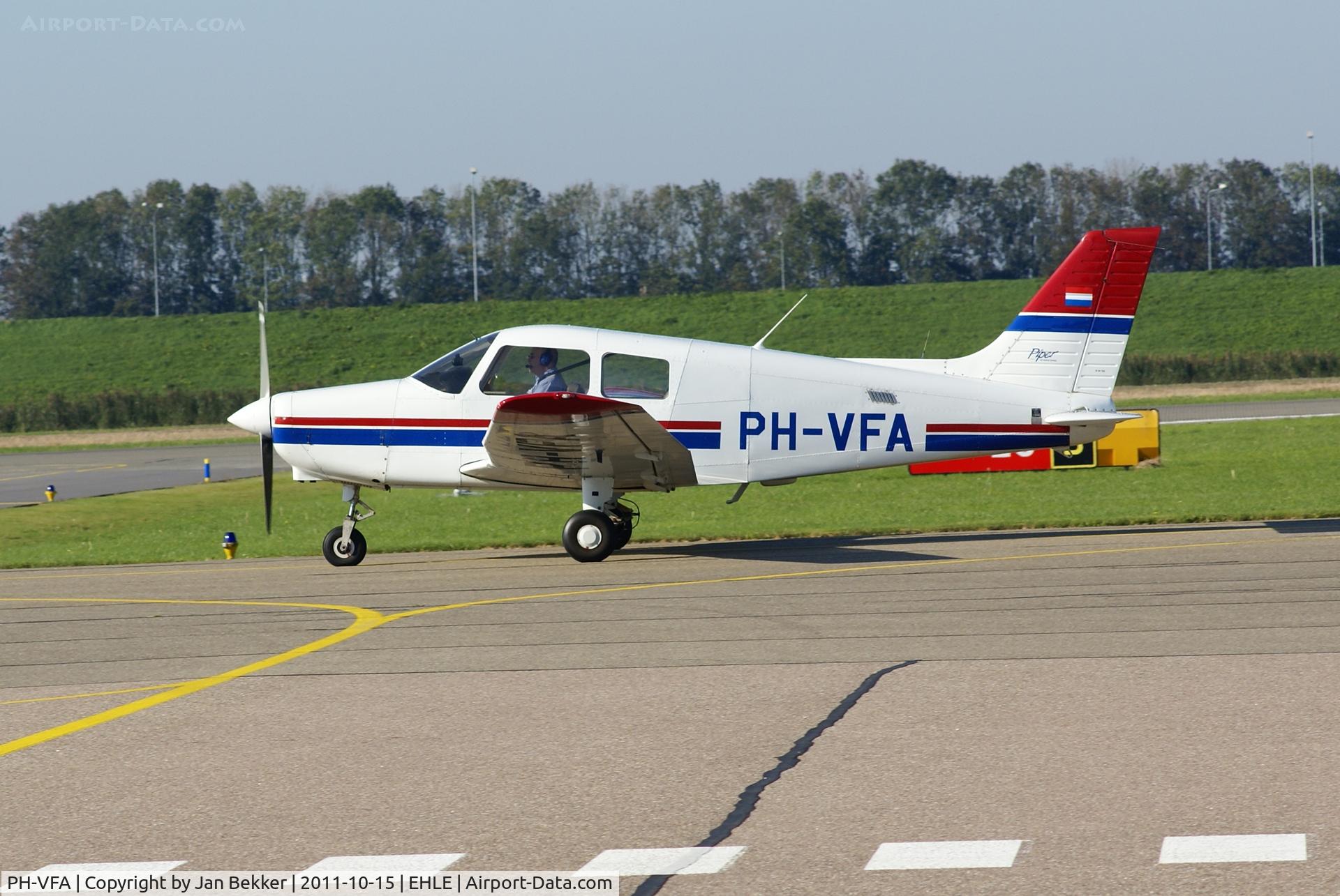 PH-VFA, 1994 Piper PA-28-161 Cherokee Warrior II C/N 2841360, Heading to the runway for take off