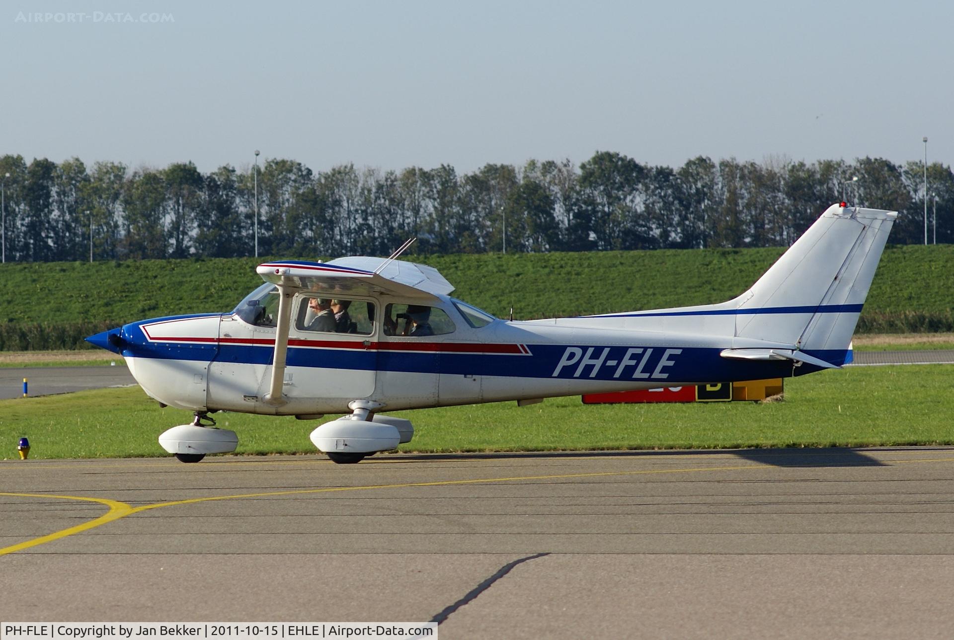 PH-FLE, 1977 Reims F172N Skyhawk C/N 1553, Going to the runway for take off