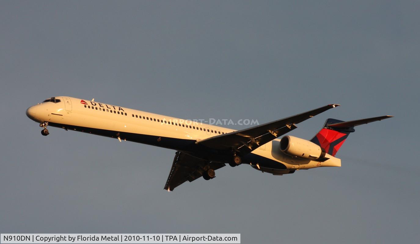 N910DN, 1995 McDonnell Douglas MD-90-30 C/N 53390, Delta MD-90