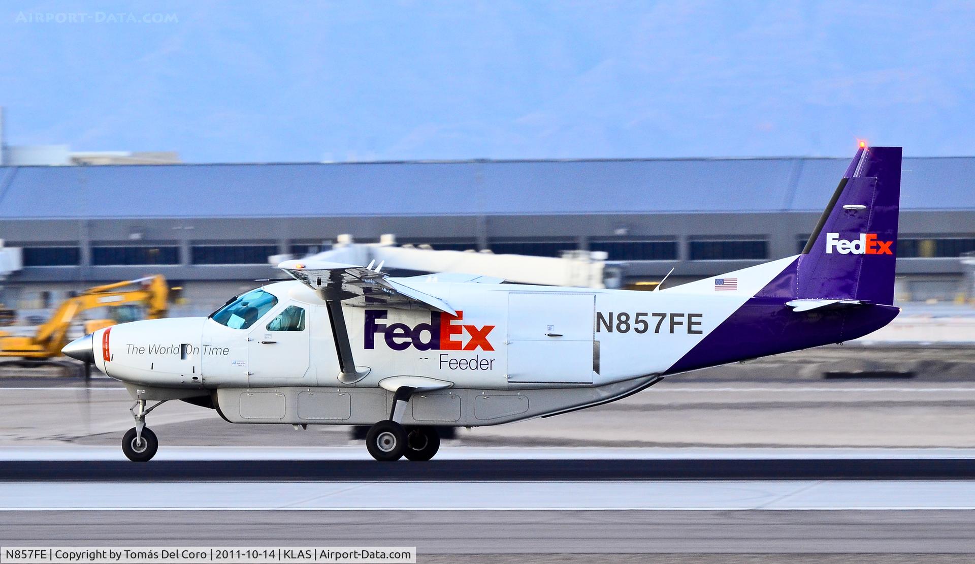 N857FE, 1989 Cessna 208B C/N 208B0177, FedEx Feeder Cessna 208B Super Cargomaster N857FE cn 208B-0177

Las Vegas - McCarran International (LAS / KLAS)
USA - Nevada, October 14, 2011
Photo: Tomás Del Coro