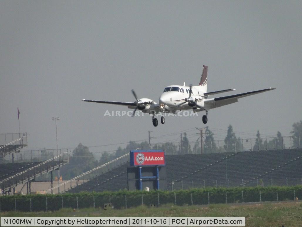 N100MW, 1972 Beech E90 King Air C/N LW-2, On final to runway 26L