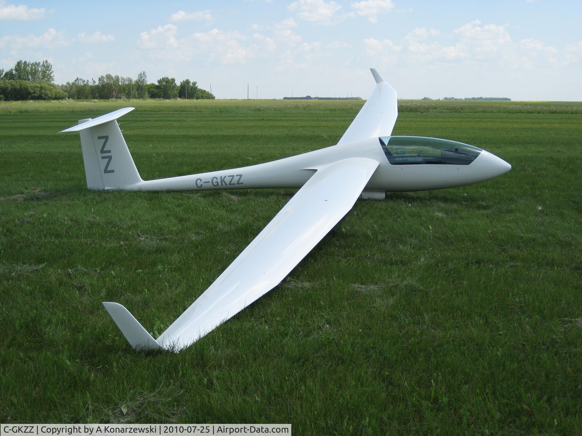 C-GKZZ, 1989 Schempp-Hirth Discus b C/N 310, Zulu Zulz on Runway 18