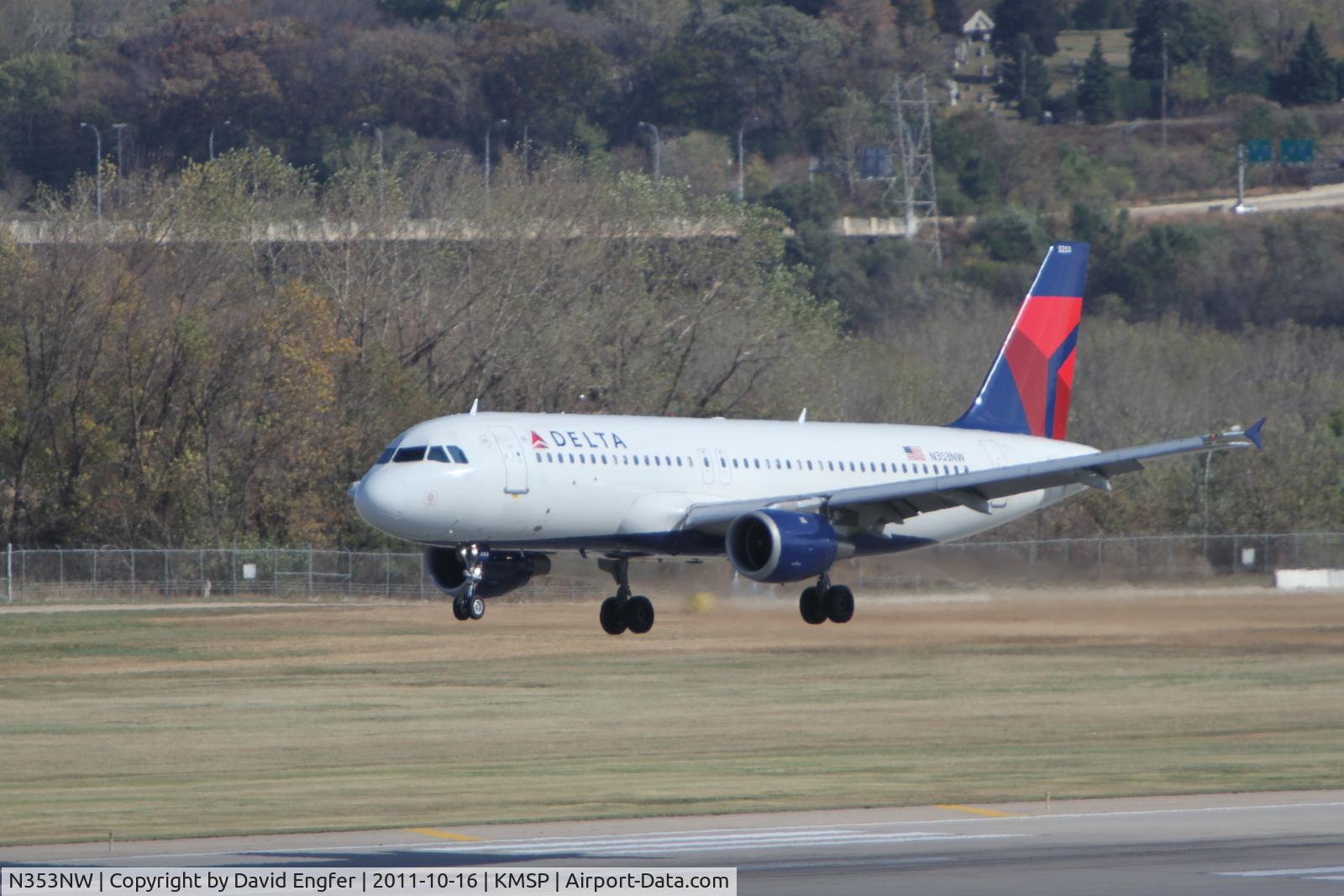 N353NW, 1998 Airbus A320-212 C/N 786, 30R @ KMSP