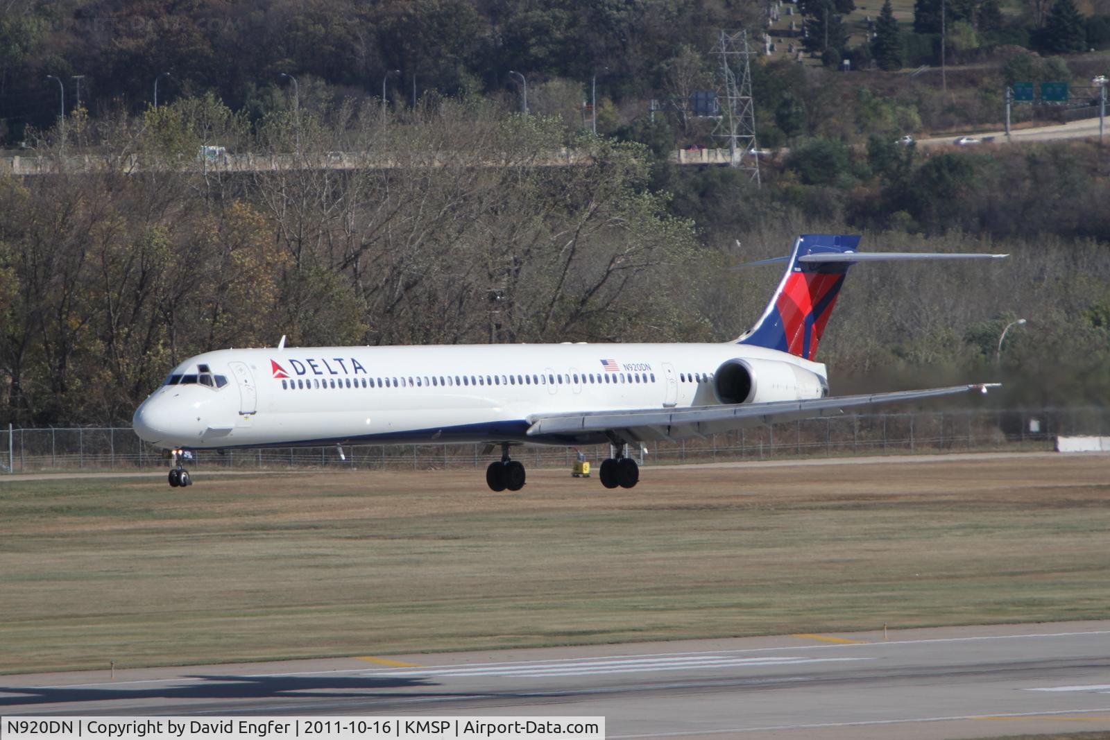 N920DN, 1997 McDonnell Douglas MD-90-30 C/N 53582, @ KMSP