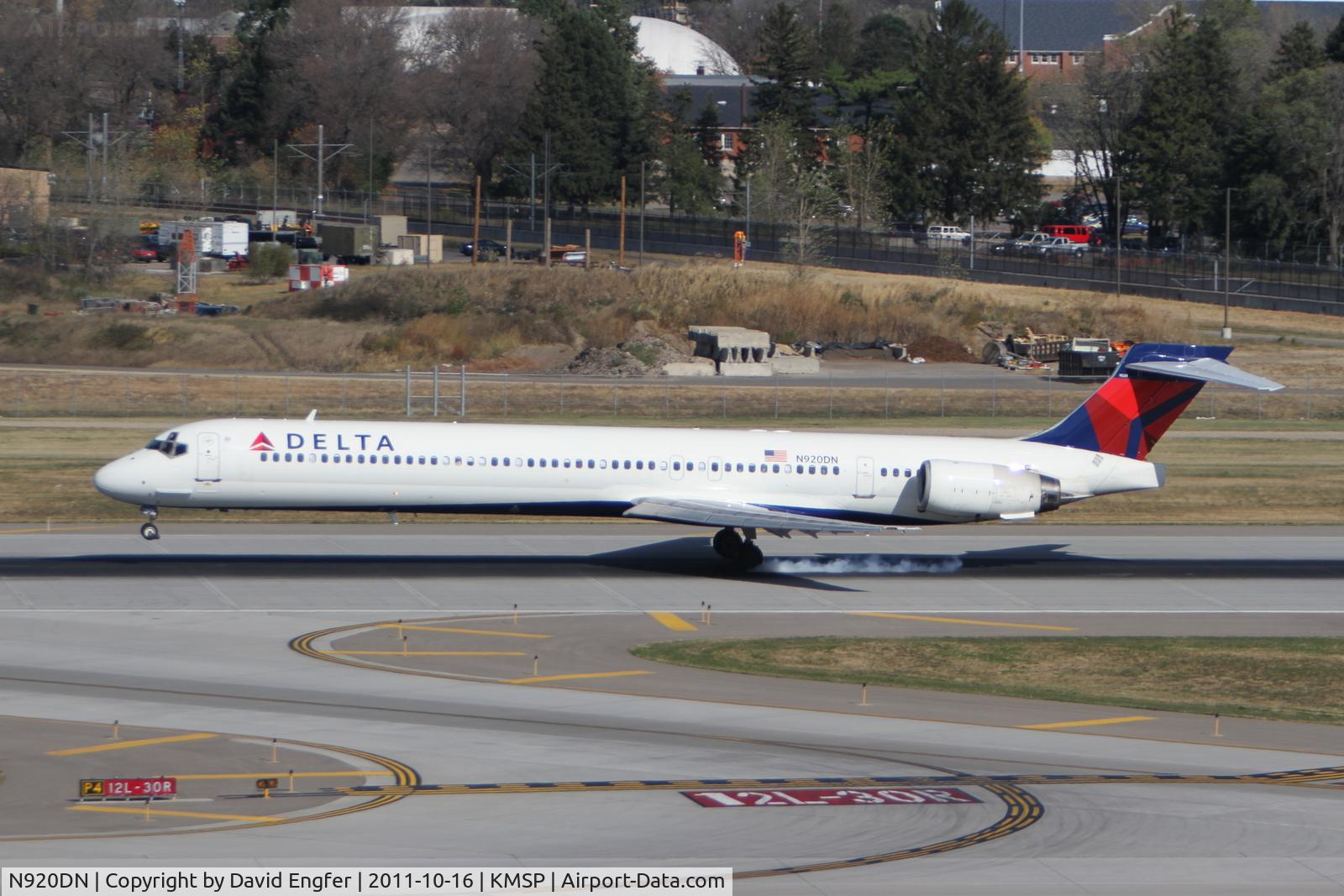 N920DN, 1997 McDonnell Douglas MD-90-30 C/N 53582, @ KMSP