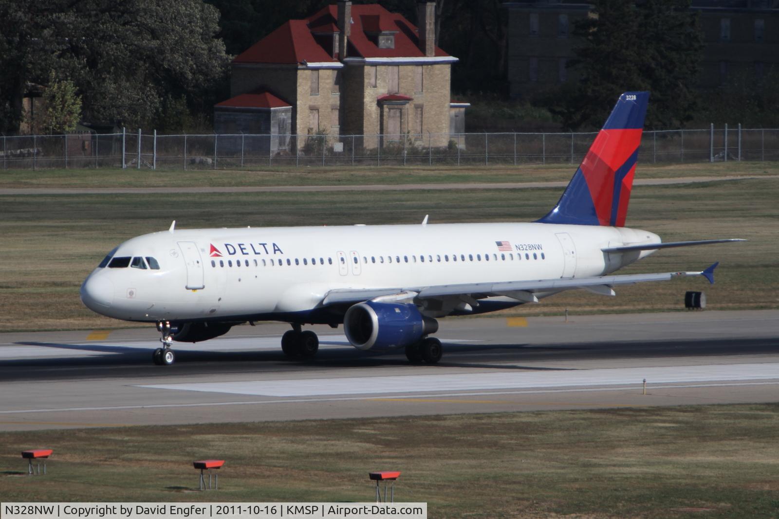 N328NW, 1992 Airbus A320-211 C/N 298, @ KMSP