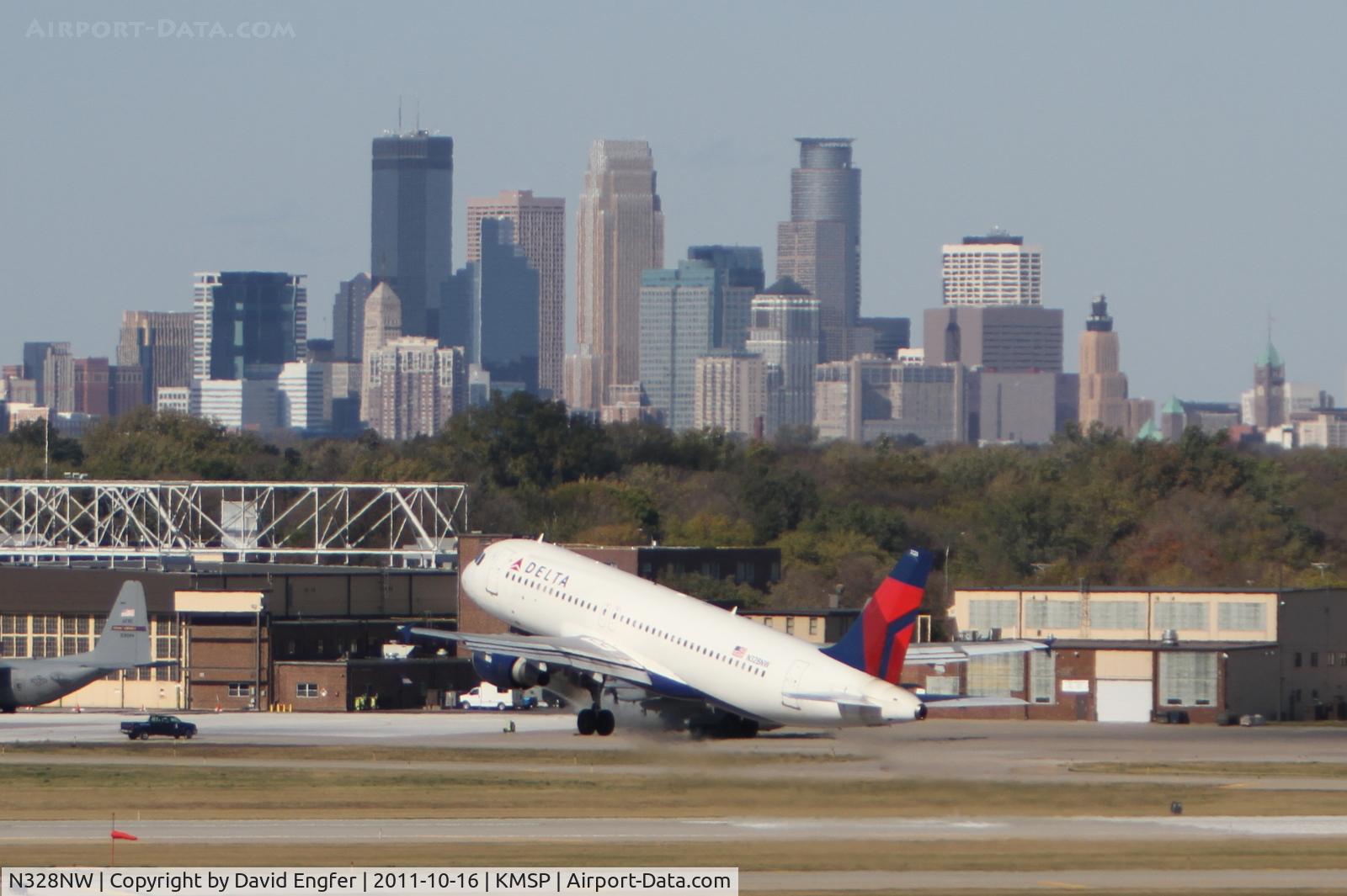 N328NW, 1992 Airbus A320-211 C/N 298, @ KMSP