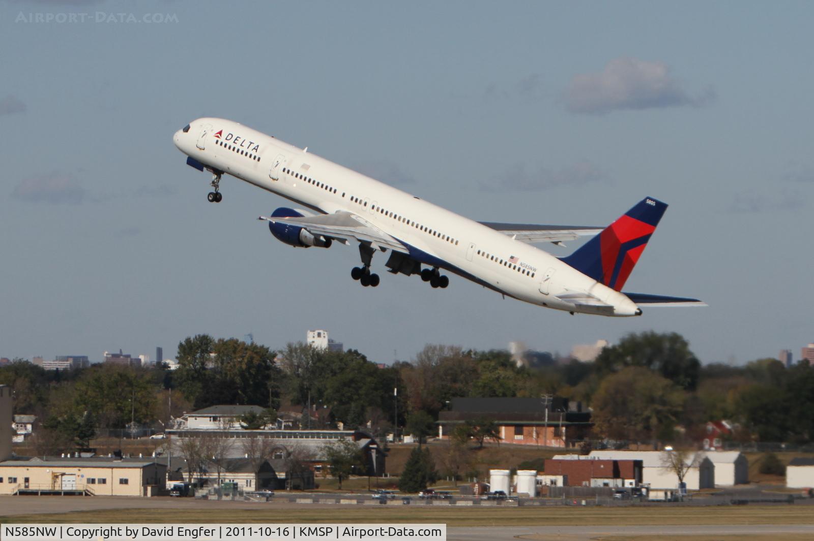 N585NW, 2002 Boeing 757-351 C/N 32985, @ KMSP