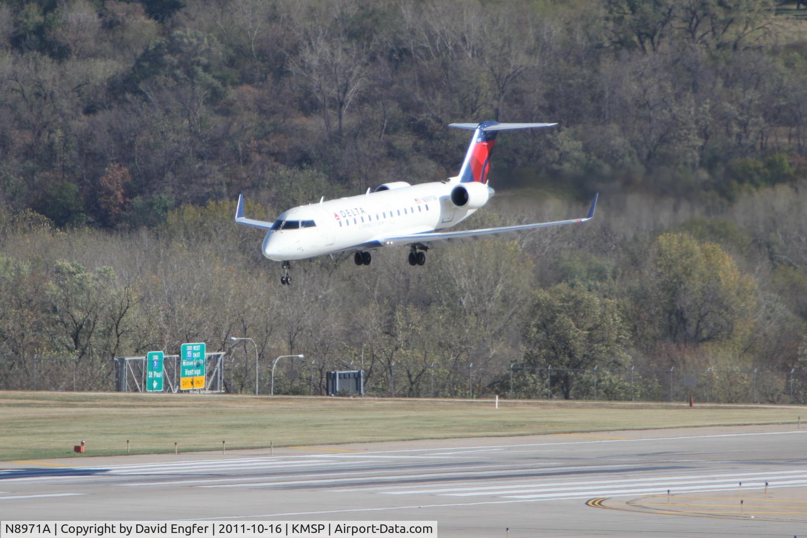 N8971A, 2004 Canadair CL-600-2B19 Regional Jet CRJ-440 C/N 7971, @ KMSP
