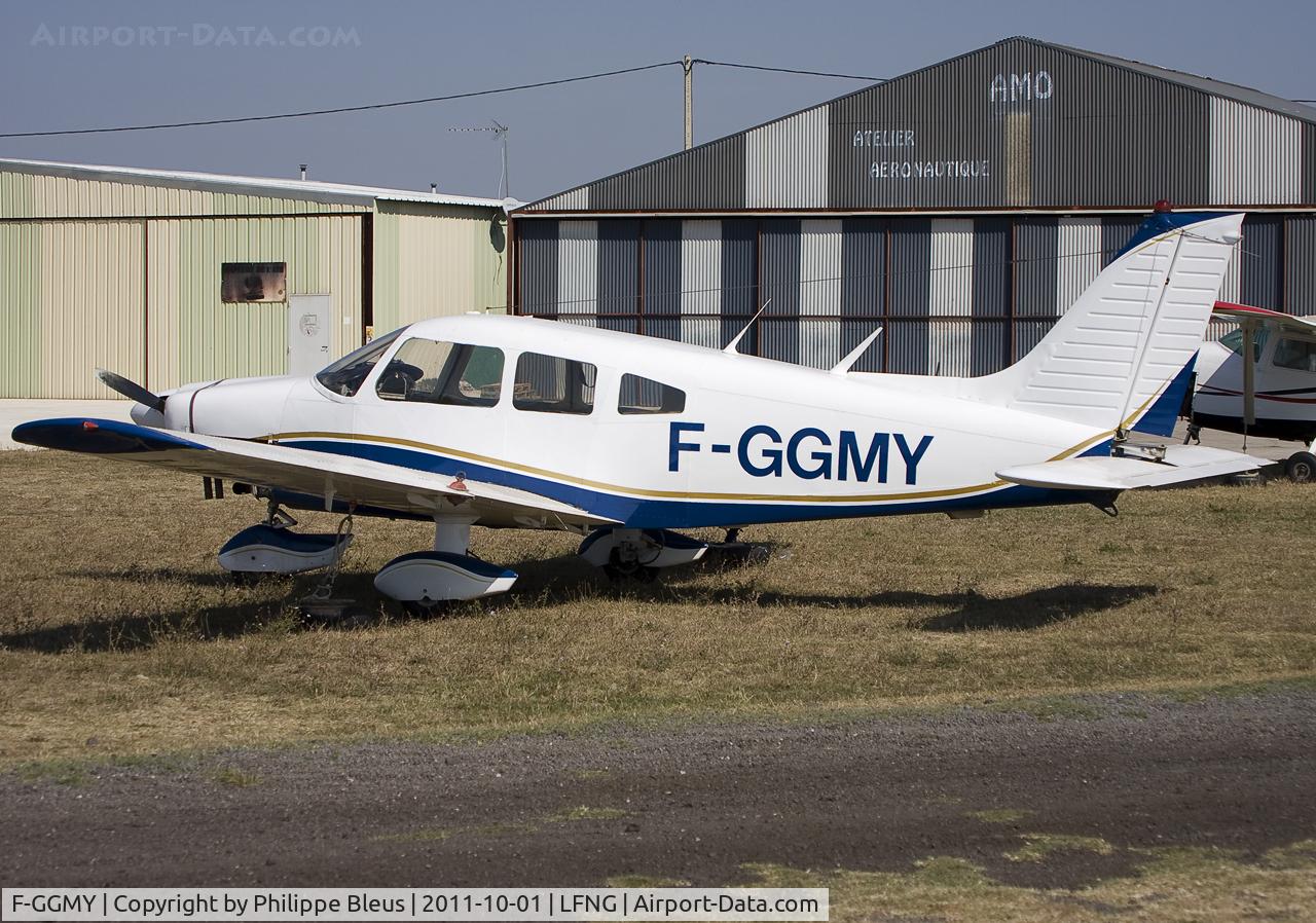 F-GGMY, Piper PA-28-181 Archer C/N 28-7990375, Parking position, one of the engine caps (under the engine) being removed.