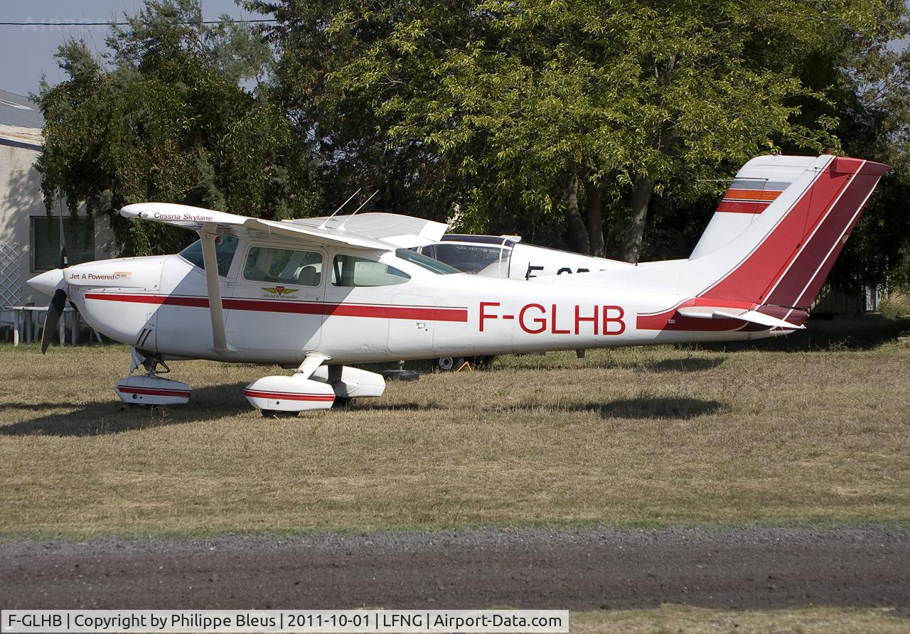 F-GLHB, Reims F182P Skylane C/N 0008, Parking position, unprotected. Variable pitch propeller !