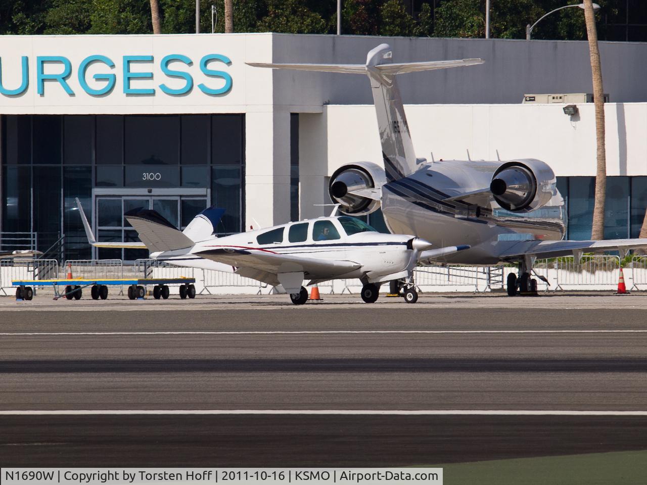 N1690W, 1972 Beech V35B Bonanza C/N D-9391, N1690W taxiing