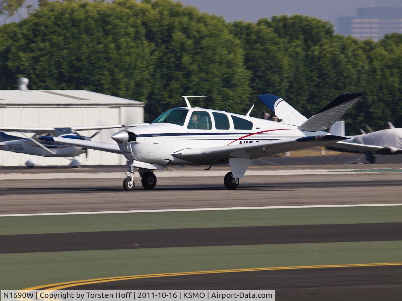 N1690W, 1972 Beech V35B Bonanza C/N D-9391, N1690W departing from RWY 21
