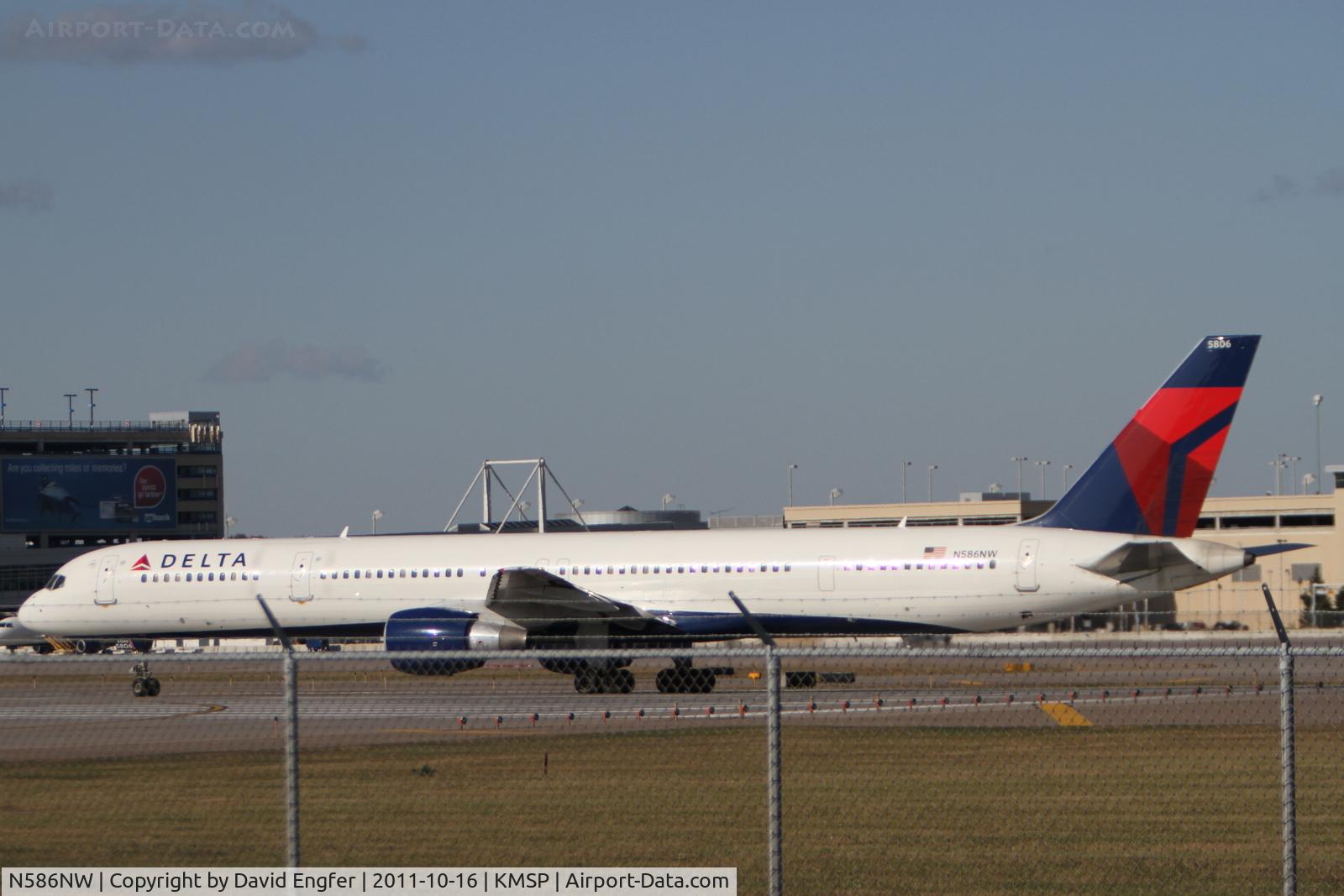 N586NW, 2002 Boeing 757-351 C/N 32987, @ KMSP